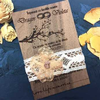 Inviatie de nunta gravata pe lemn de nuc